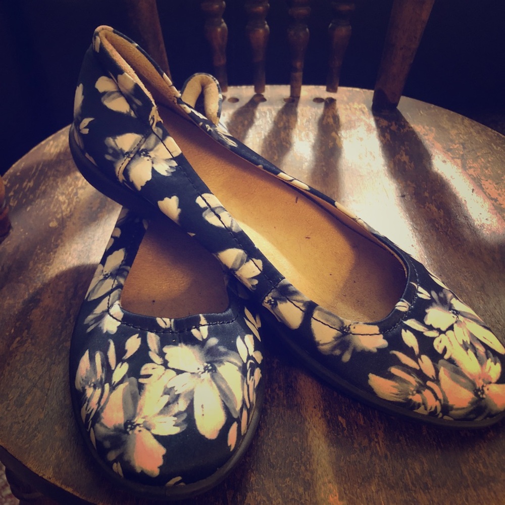 Gently worn Naturalizer brand shoe.